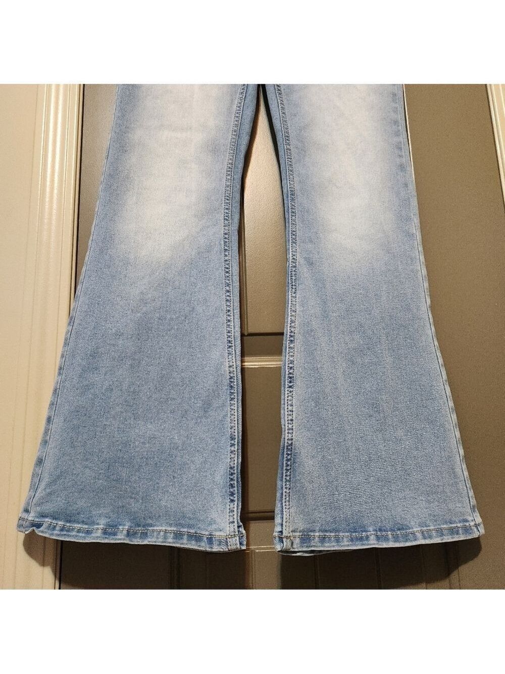 Refuge Denim High Rise Flare AUSTIN Jeans Medium Wash Faded Denim - Picture 8 of 12